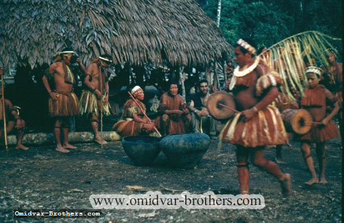 افراد قبیله «یاگوا» در آمازون پس از شکار، بعد از ظهر همان روز جشن و شادی را شروع و زن و مرد و جوان تمام شب را به رقص و پایکوبی و نوشیدن  نوعی مشروب الکلی «چیچا» می‌پردازند.