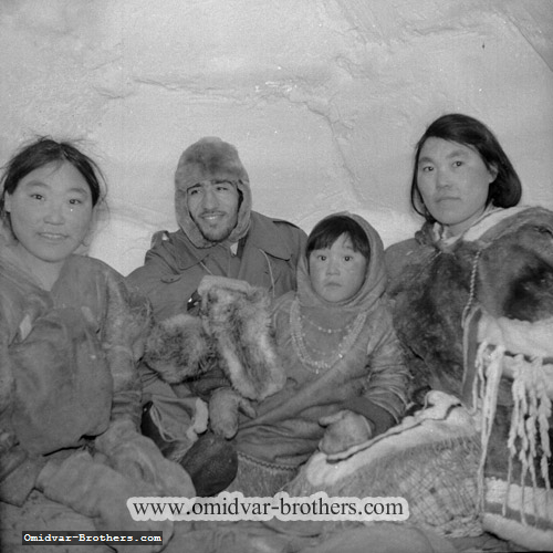 برادران امیدوار در دوران شش ماه سفر و تحقیق در مورد زندگی افراد اسکیمو در قطب شمال در سرمای 65 درجه زیر صفر به اتفاق افراد خانواده داخل «ایگلو» خانه برفی زندگی می‌کردند. دمای داخل «ایگلو» معمولا زیر صفر بود.